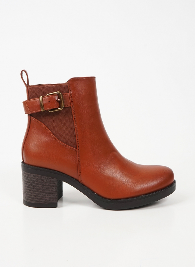 CASUAL BOOTS WITH A PRACTICAL HEEL