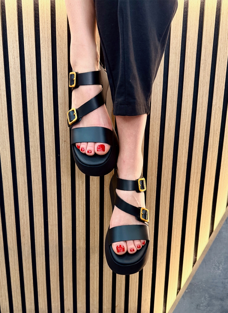 ΓΥΝΑΙΚΕΙΑ FLATFORM ΜΕ ΛΟΥΡΙΑ ΚΑΙ ΑΓΚΡΑΦΕΣ