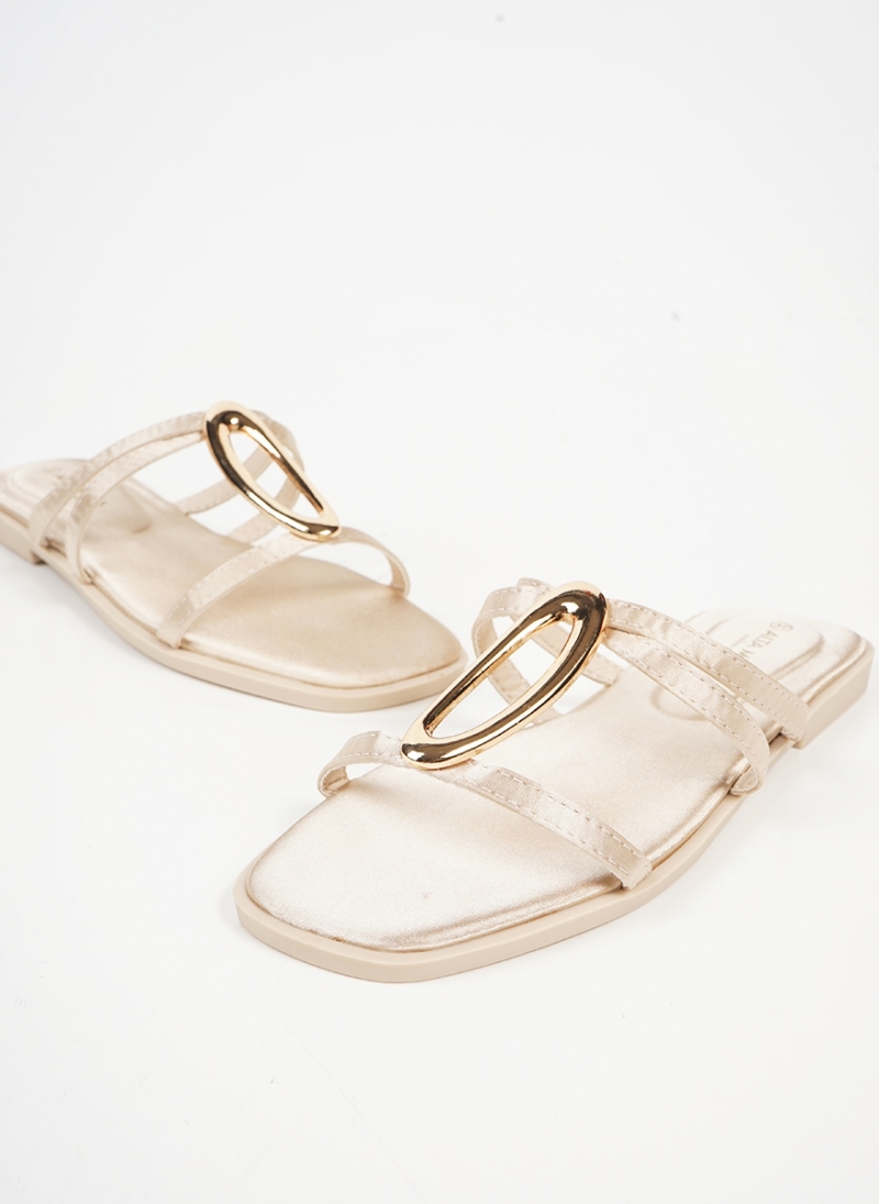 ΓΥΝΑΙΚΕΙΑ ΣΑΝΔΑΛΙΑ ΣΑΤΕΝ ΥΦΗ ΜΕ ΜΕΤΑΛΛΙΚΗ ΔΙΑΚΟΣΜΗΤΙΚΗ ΛΕΠΤΟΜΕΡΕΙΑ