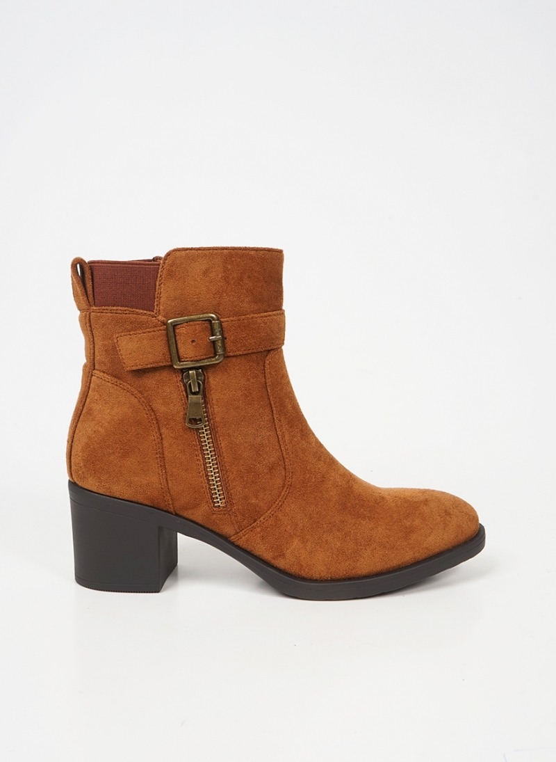 CASUAL BOOTS WITH A PRACTICAL HEEL